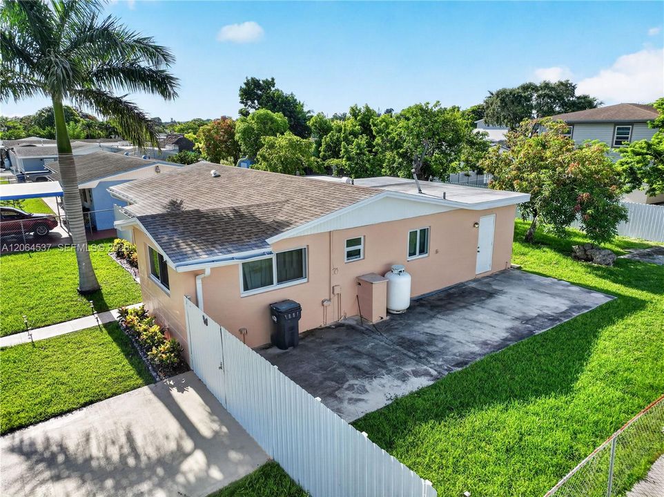 For Sale: $450,000 (3 beds, 2 baths, 1292 Square Feet)