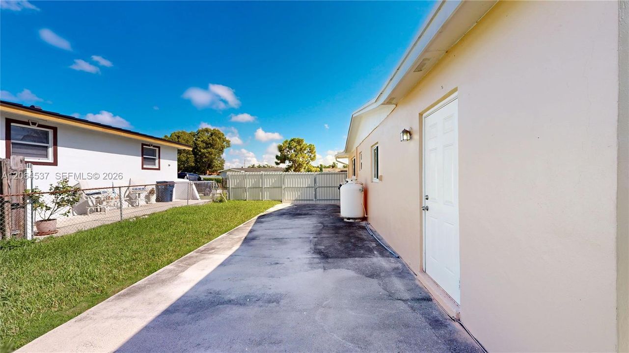 For Sale: $450,000 (3 beds, 2 baths, 1292 Square Feet)