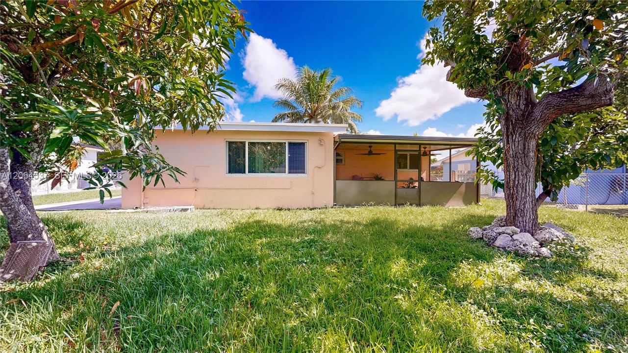 For Sale: $450,000 (3 beds, 2 baths, 1292 Square Feet)