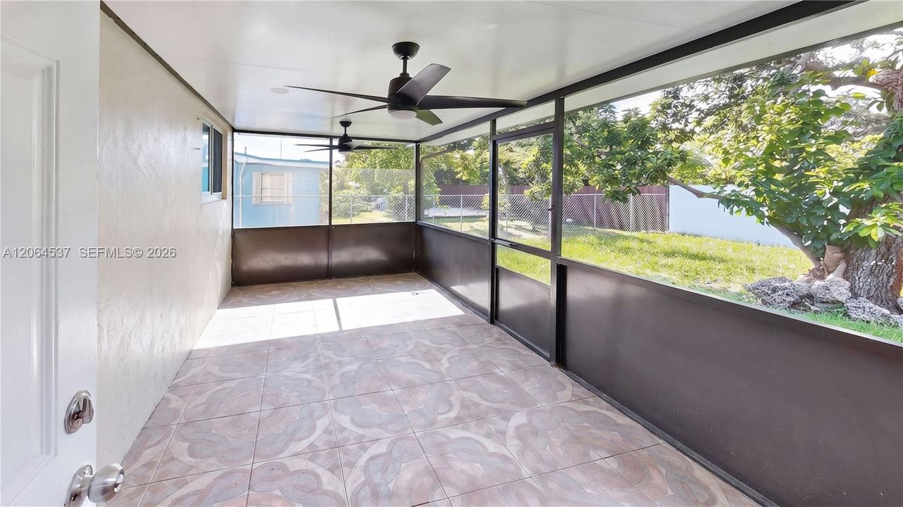 For Sale: $450,000 (3 beds, 2 baths, 1292 Square Feet)