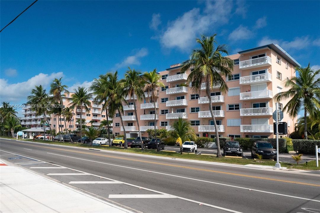 For Sale: $889,000 (3 beds, 2 baths, 1126 Square Feet)