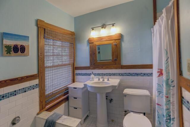 Bath with shower and tub 314 Cranesnest