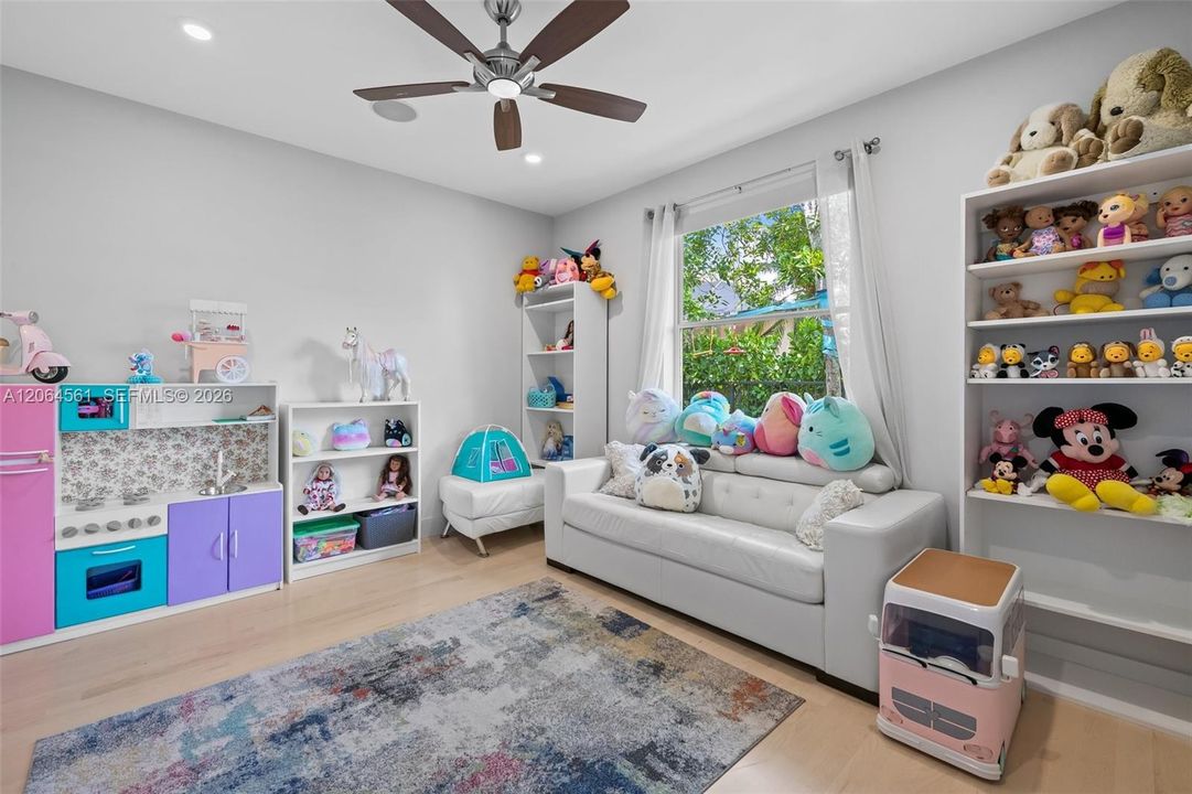 For Rent: $10,000 (5 beds, 3 baths, 2954 Square Feet)