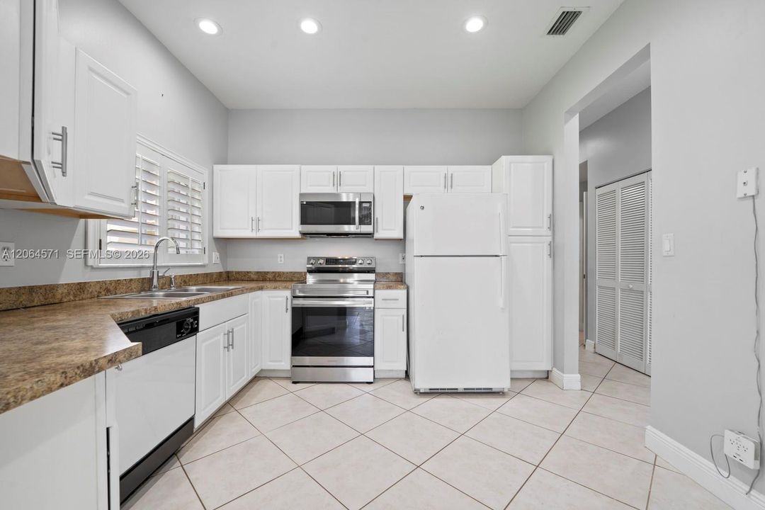 For Sale: $470,000 (3 beds, 2 baths, 1292 Square Feet)