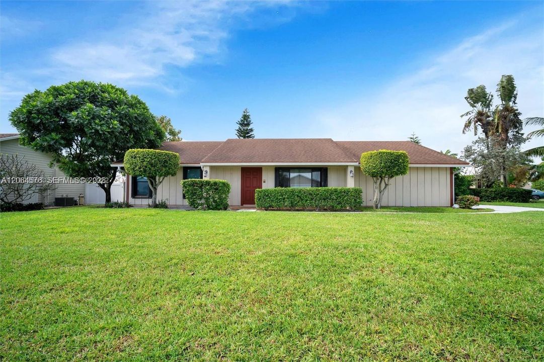 For Sale: $850,000 (4 beds, 2 baths, 1838 Square Feet)
