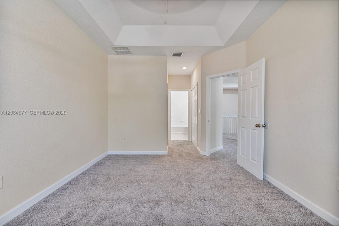 На продажу: $352,999 (4 спален, 2 ванн, 1704 Квадратных фут)