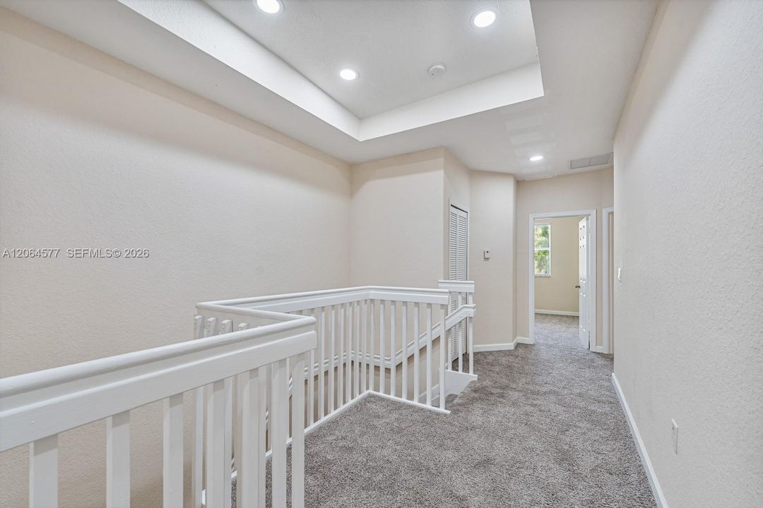 На продажу: $352,999 (4 спален, 2 ванн, 1704 Квадратных фут)