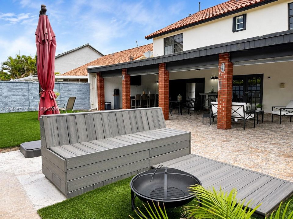 For Sale: $1,300,000 (5 beds, 3 baths, 2881 Square Feet)
