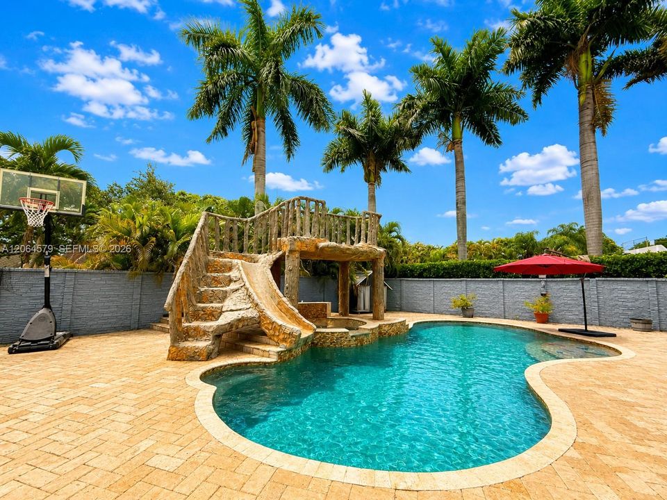 For Sale: $1,300,000 (5 beds, 3 baths, 2881 Square Feet)