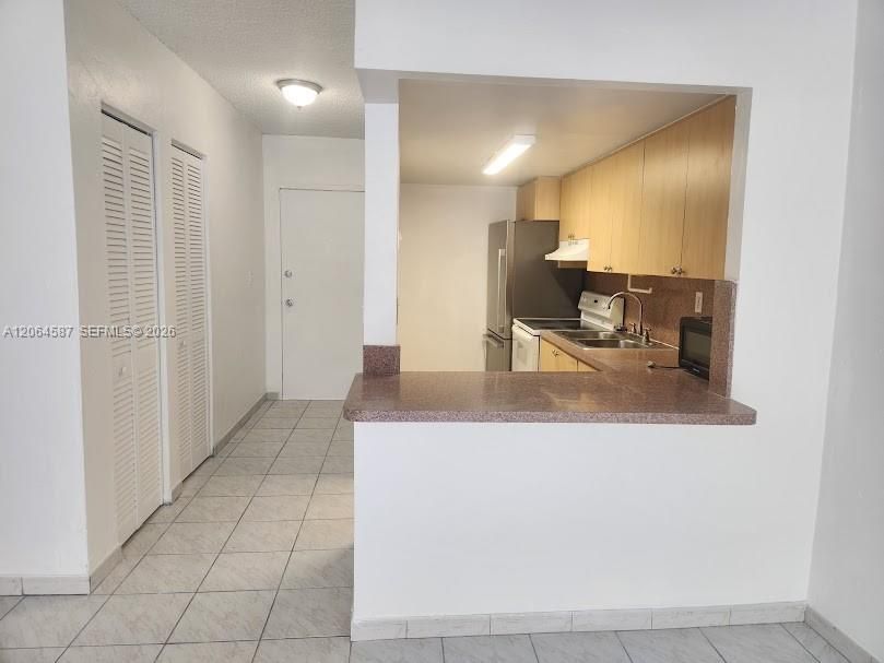 В аренду: $2,200 (2 спален, 2 ванн, 888 Квадратных фут)
