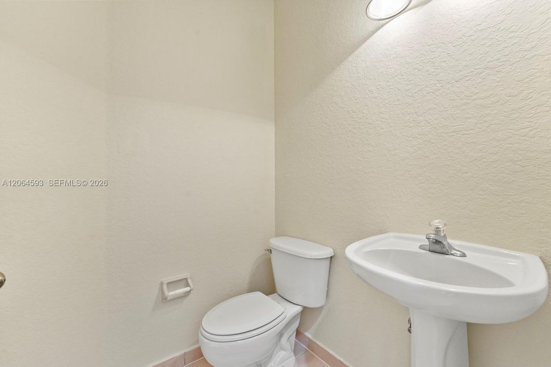 На продажу: $352,999 (4 спален, 2 ванн, 1852 Квадратных фут)