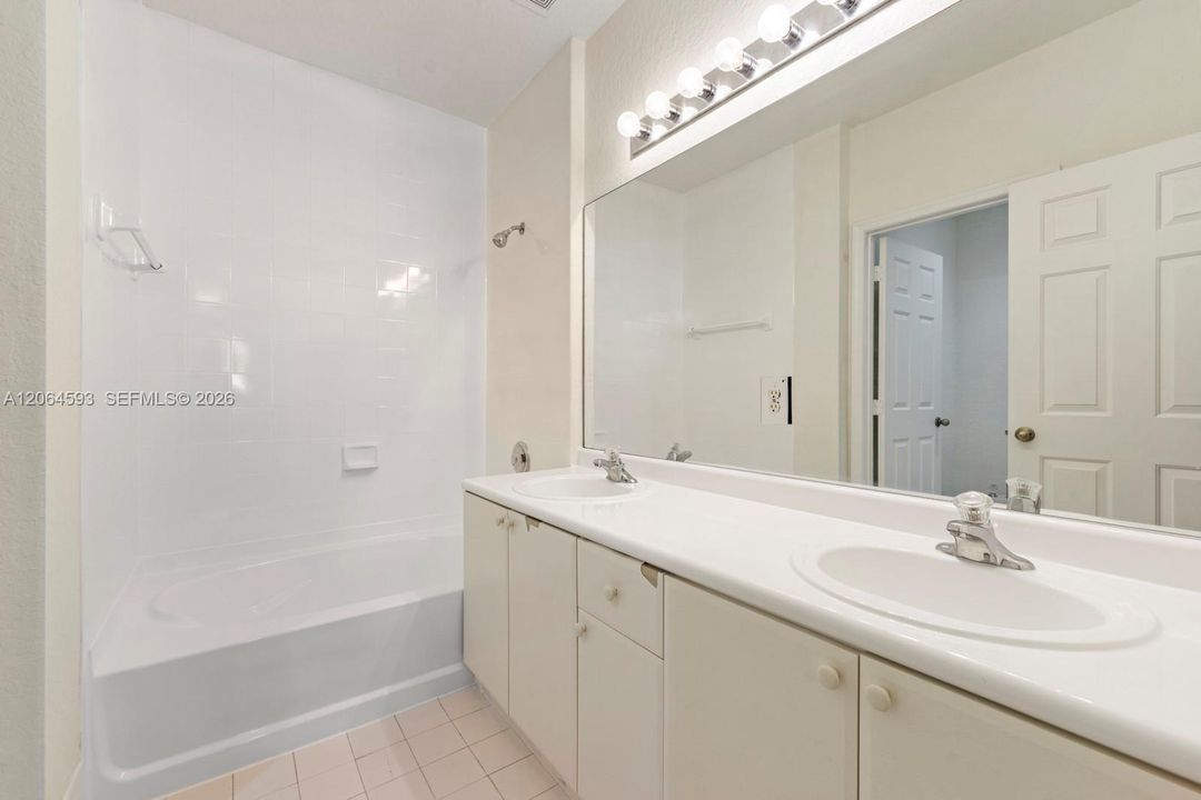 На продажу: $352,999 (4 спален, 2 ванн, 1852 Квадратных фут)