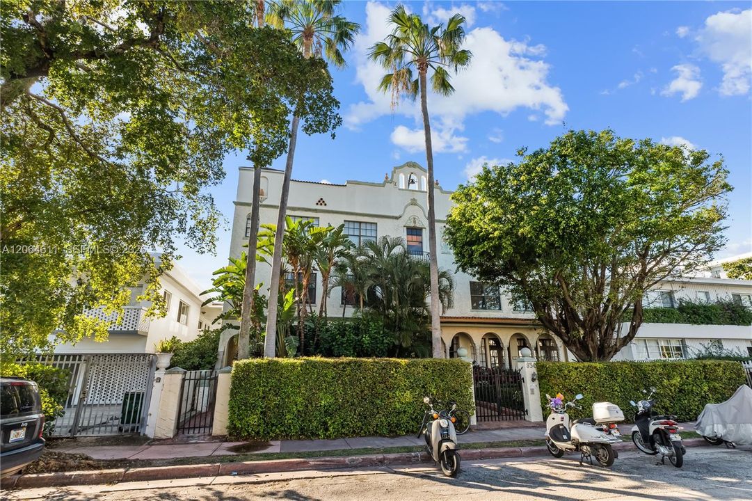 Active With Contract: $2,700 (2 beds, 1 baths, 718 Square Feet)