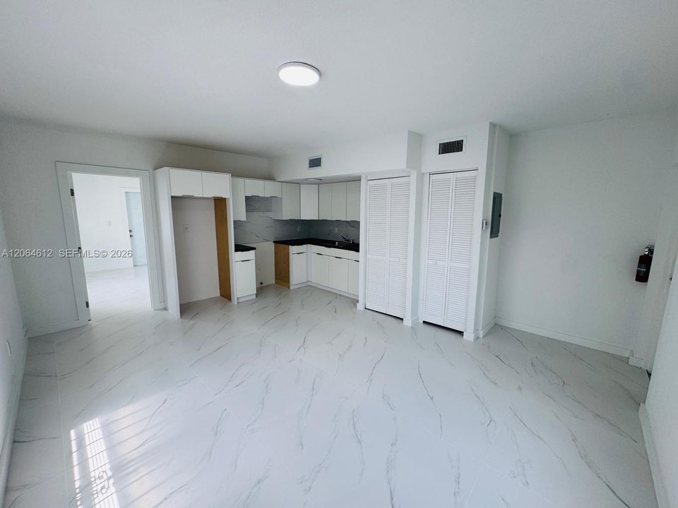 For Sale: $300,000 (4 beds, 3 baths, 1660 Square Feet)