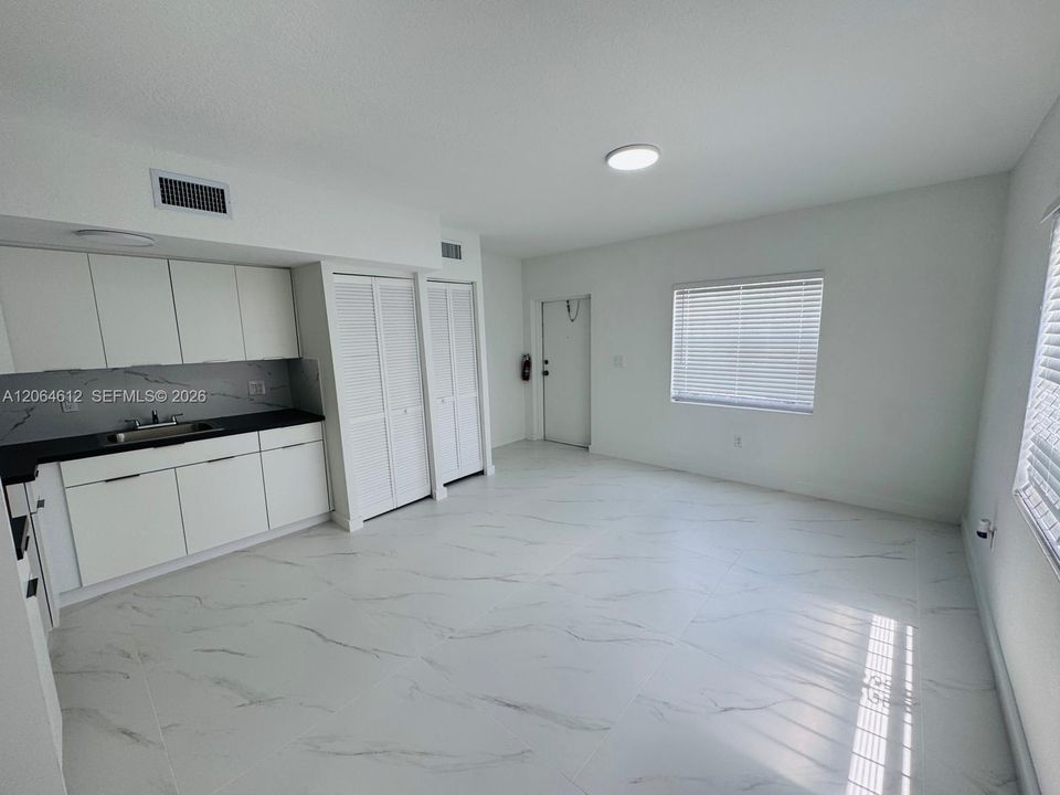 For Sale: $300,000 (4 beds, 3 baths, 1660 Square Feet)
