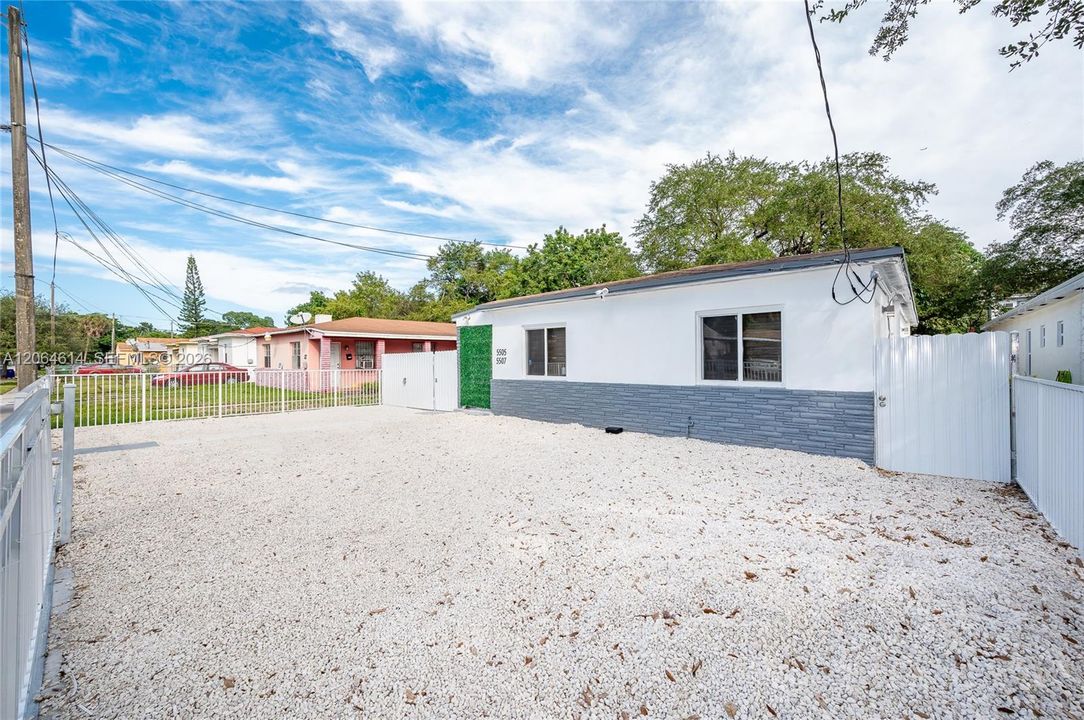 For Rent: $2,950 (2 beds, 1 baths, 1378 Square Feet)
