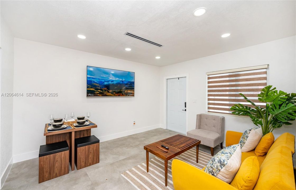 For Rent: $2,950 (2 beds, 1 baths, 1378 Square Feet)