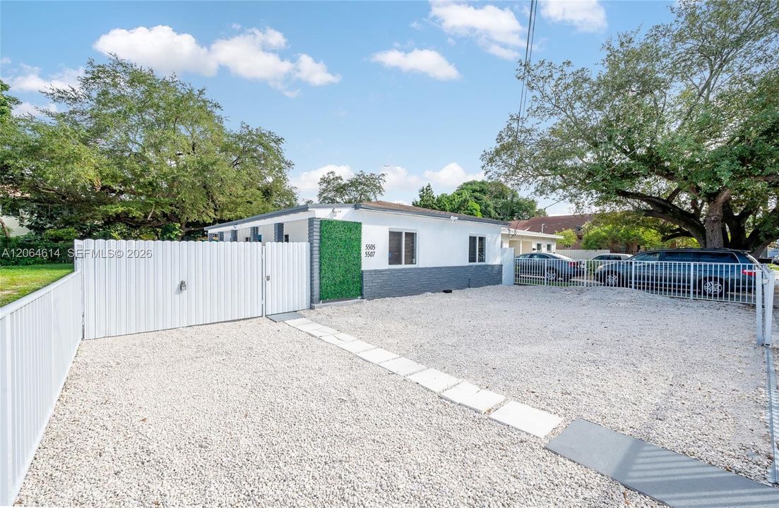 For Rent: $2,950 (2 beds, 1 baths, 1378 Square Feet)