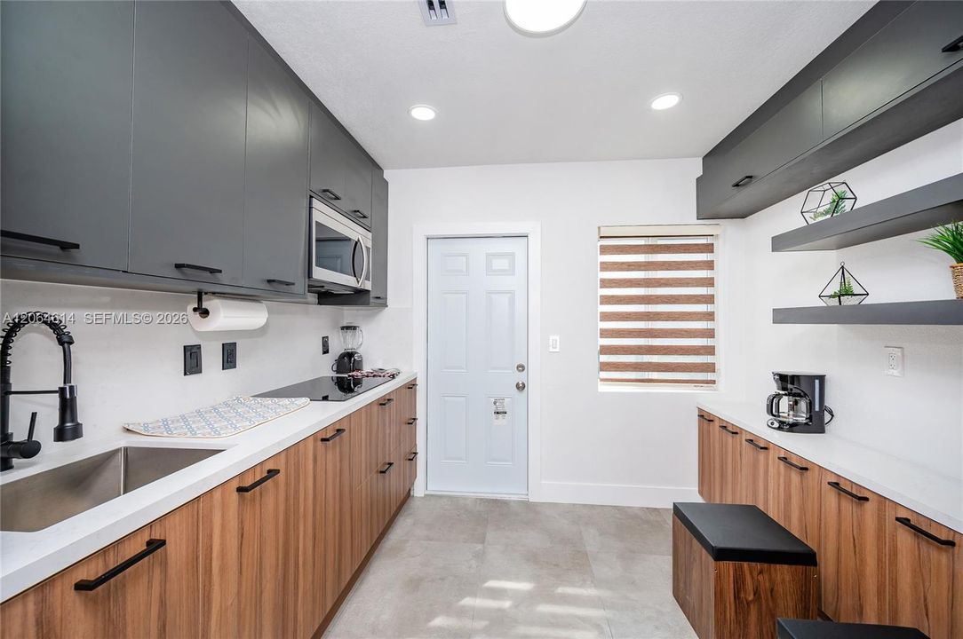 For Rent: $2,950 (2 beds, 1 baths, 1378 Square Feet)