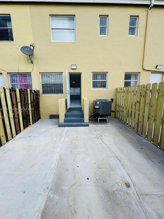 For Sale: $300,000 (4 beds, 3 baths, 1660 Square Feet)