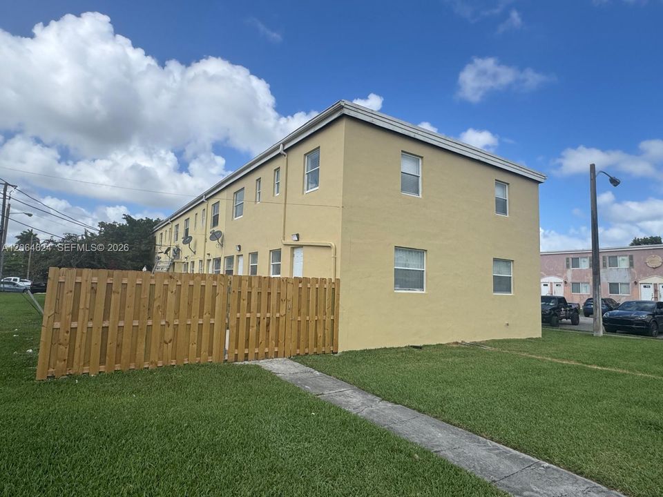 For Sale: $300,000 (4 beds, 3 baths, 1660 Square Feet)