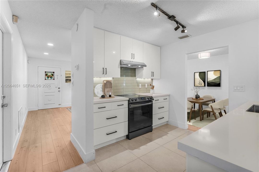 For Sale: $398,900 (2 beds, 2 baths, 1555 Square Feet)