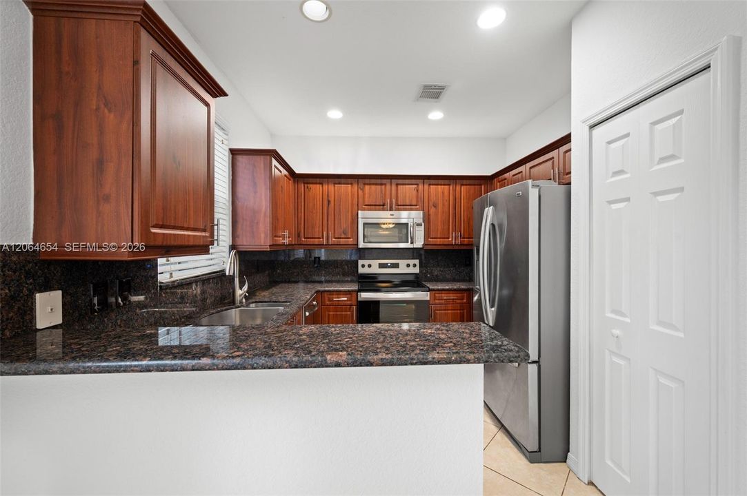 Wonderful Kitchen with Snack Court!