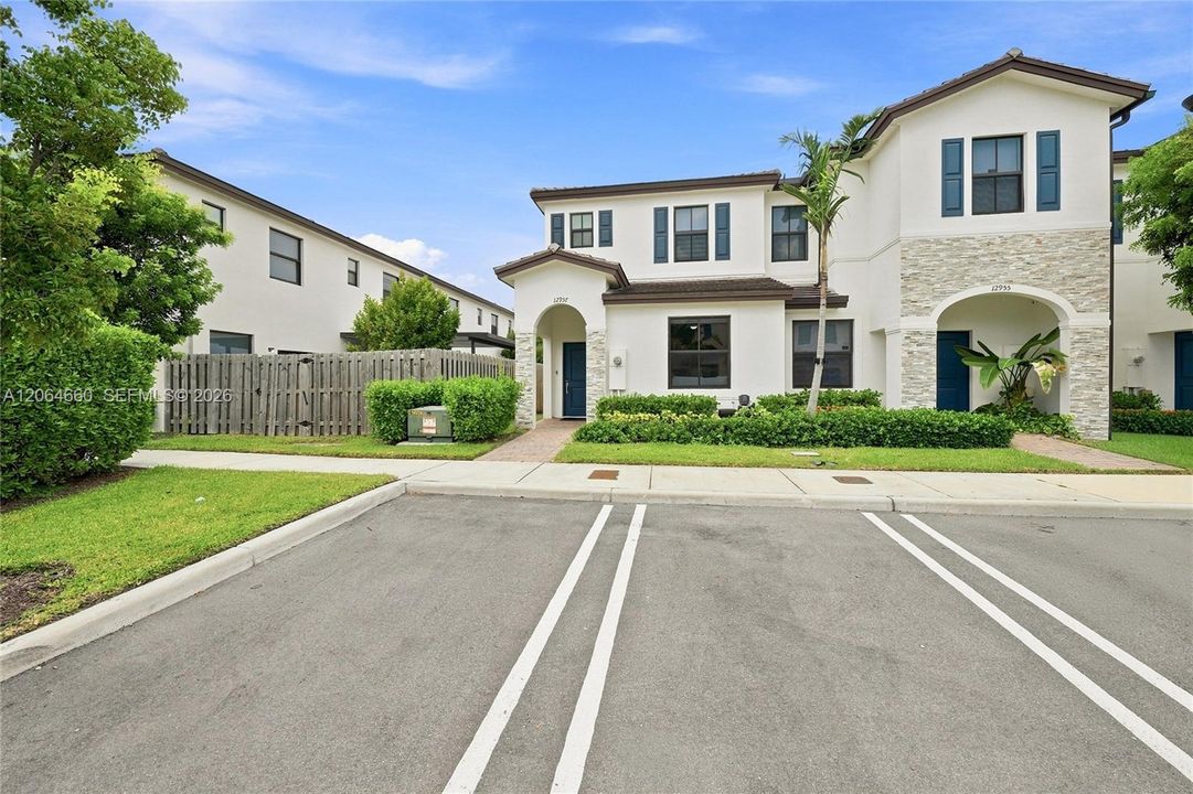 For Rent: $3,000 (3 beds, 3 baths, 1328 Square Feet)