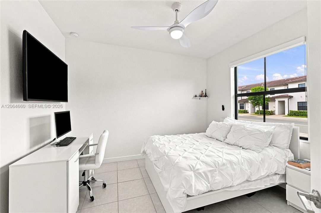 For Rent: $3,000 (3 beds, 3 baths, 1328 Square Feet)