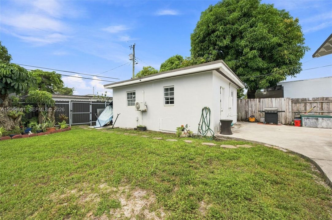 For Sale: $749,900 (3 beds, 1 baths, 1417 Square Feet)
