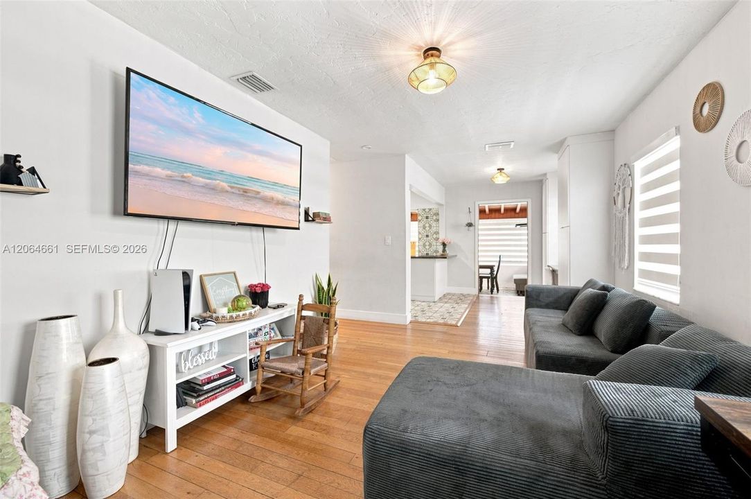 For Sale: $749,900 (3 beds, 1 baths, 1417 Square Feet)