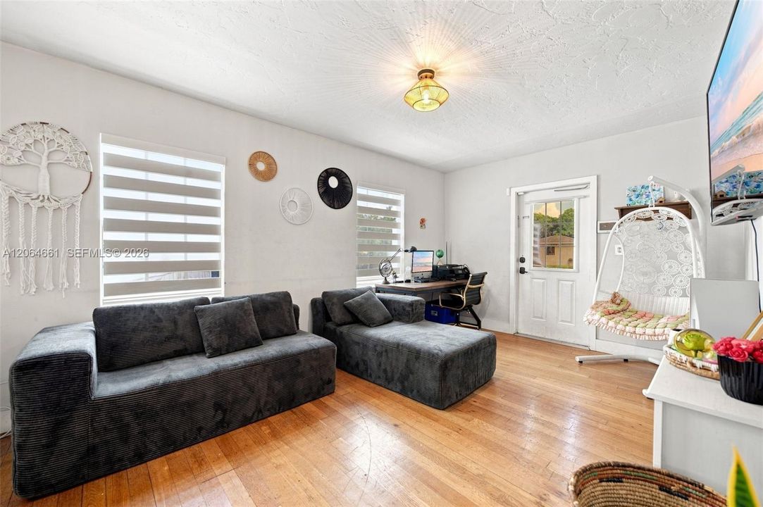 For Sale: $749,900 (3 beds, 1 baths, 1417 Square Feet)