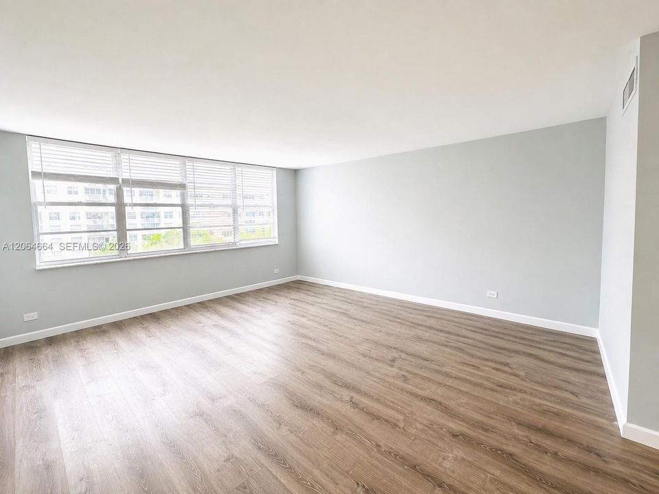 Active With Contract: $1,700 (0 beds, 1 baths, 595 Square Feet)