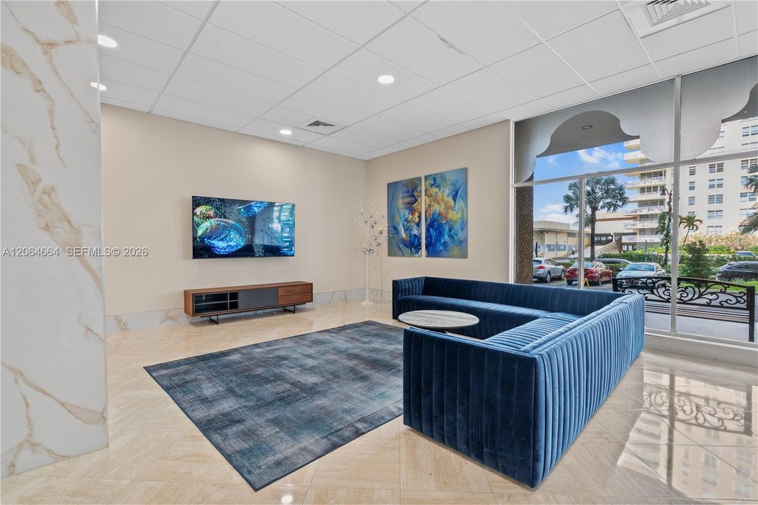 Active With Contract: $1,700 (0 beds, 1 baths, 595 Square Feet)