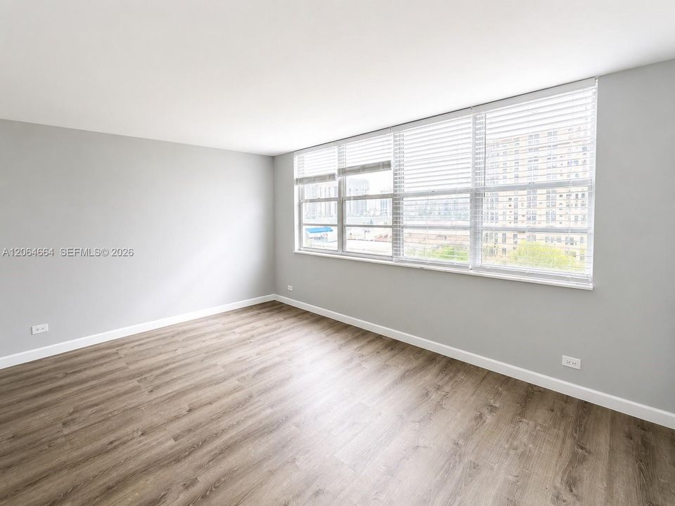Active With Contract: $1,700 (0 beds, 1 baths, 595 Square Feet)
