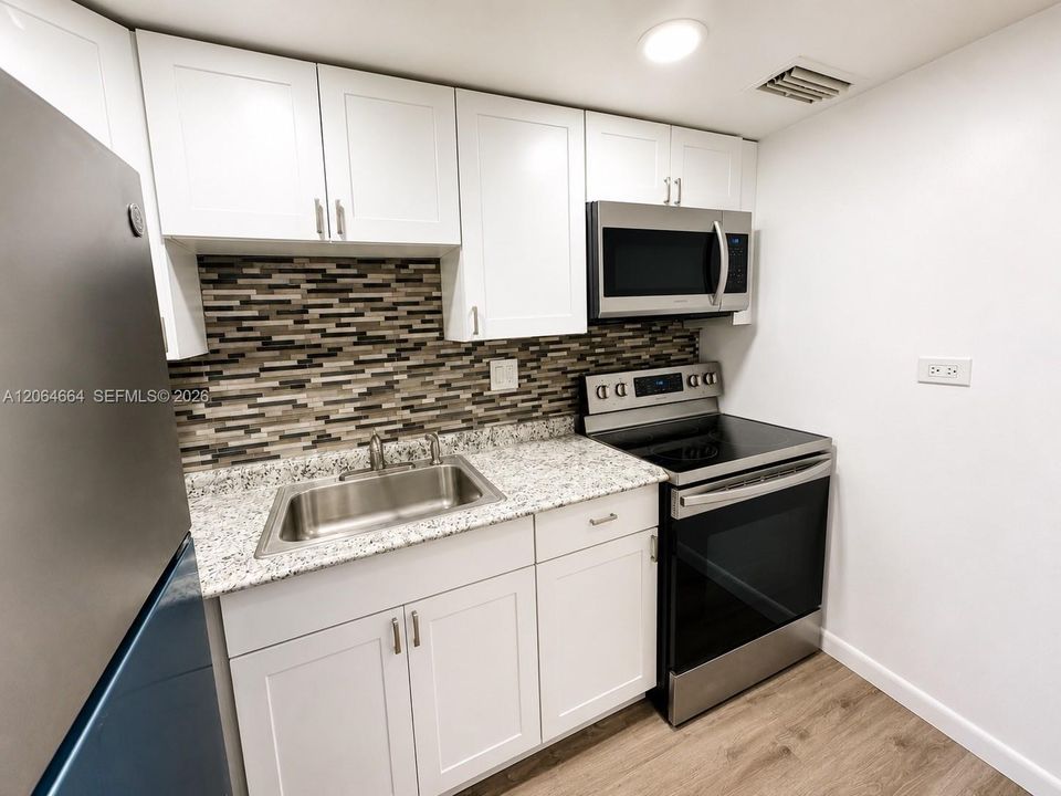 Active With Contract: $1,700 (0 beds, 1 baths, 595 Square Feet)
