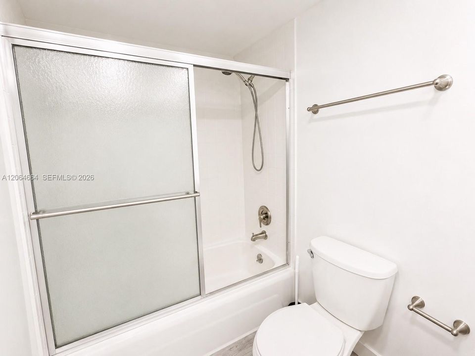 Active With Contract: $1,700 (0 beds, 1 baths, 595 Square Feet)