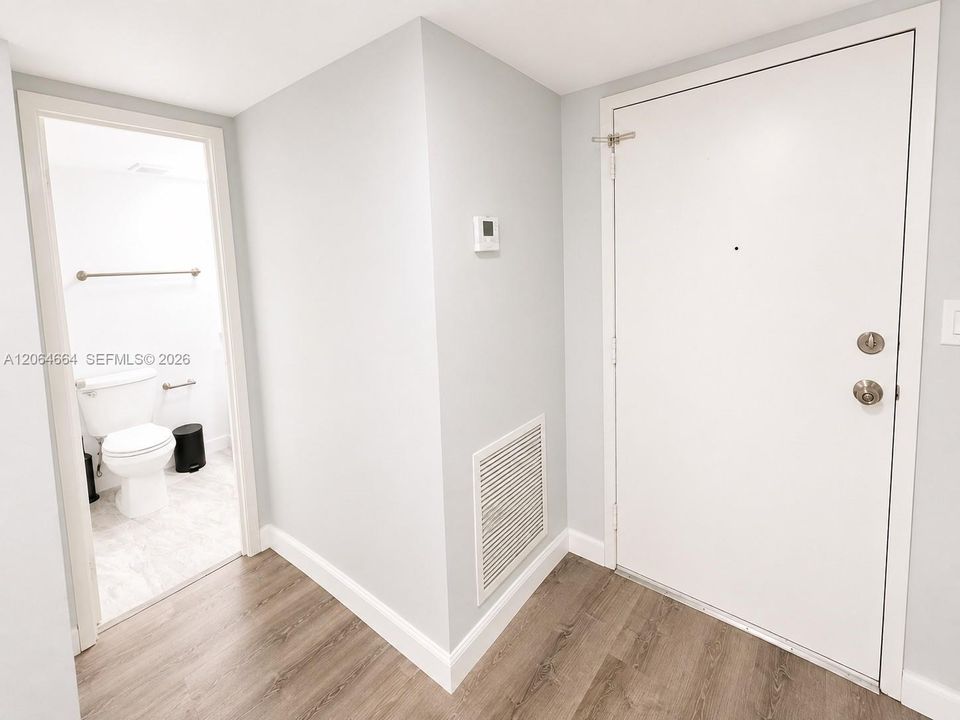 Active With Contract: $1,700 (0 beds, 1 baths, 595 Square Feet)
