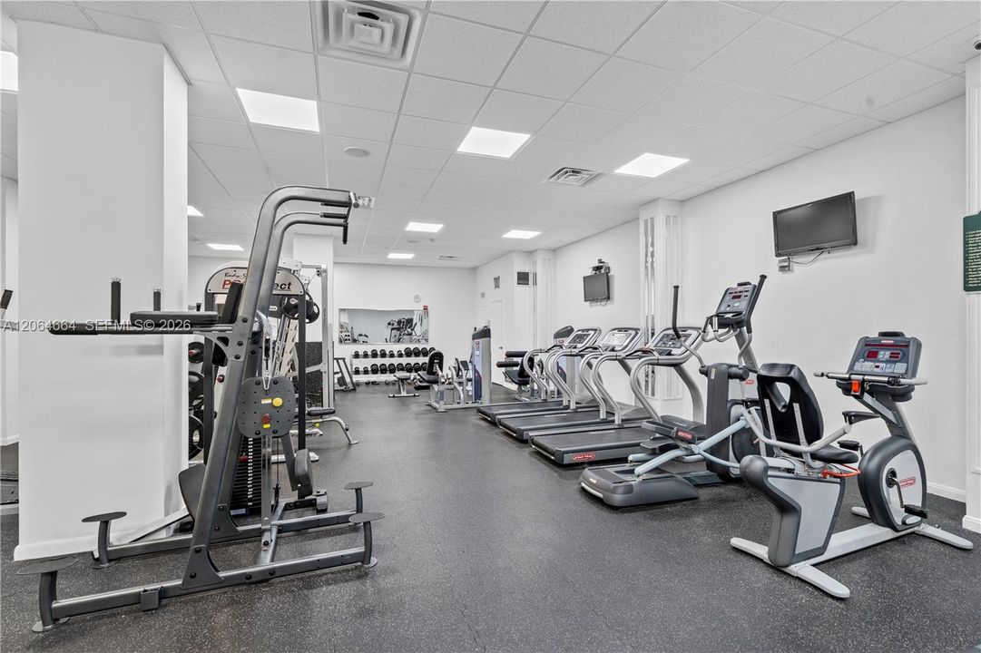 Active With Contract: $1,700 (0 beds, 1 baths, 595 Square Feet)