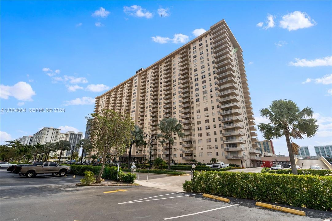 Active With Contract: $1,700 (0 beds, 1 baths, 595 Square Feet)