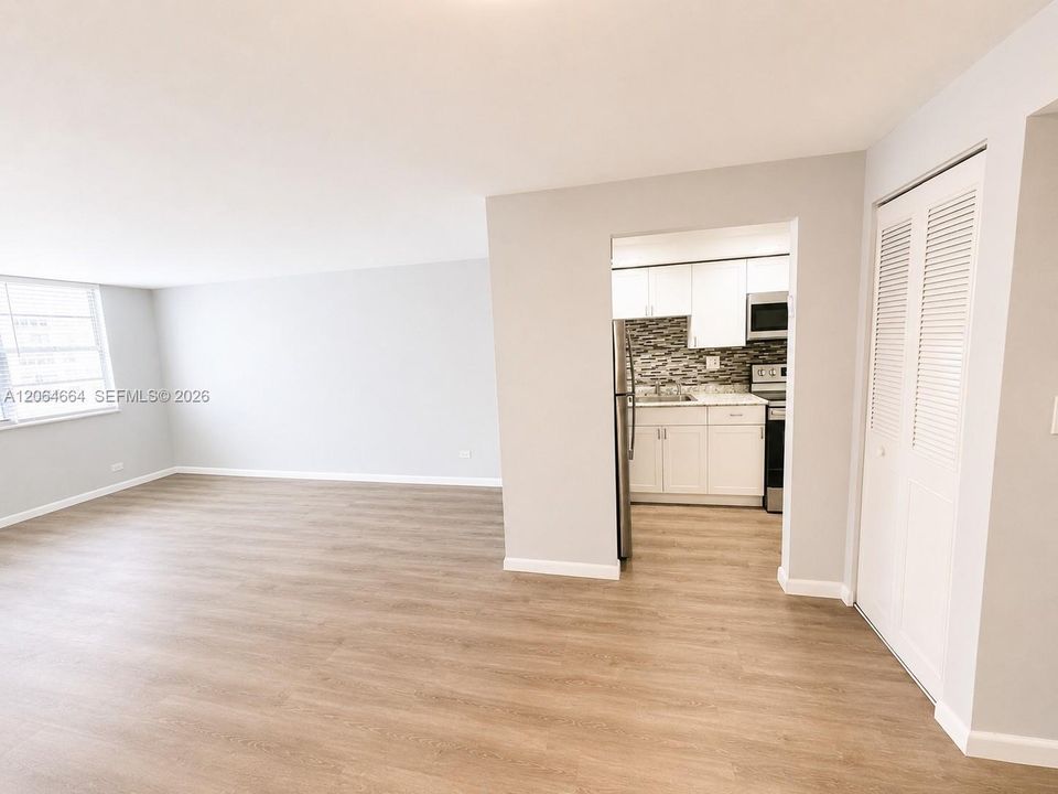 Active With Contract: $1,700 (0 beds, 1 baths, 595 Square Feet)