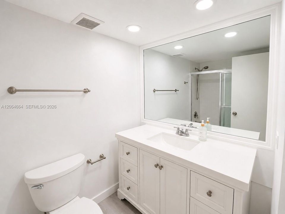 Active With Contract: $1,700 (0 beds, 1 baths, 595 Square Feet)