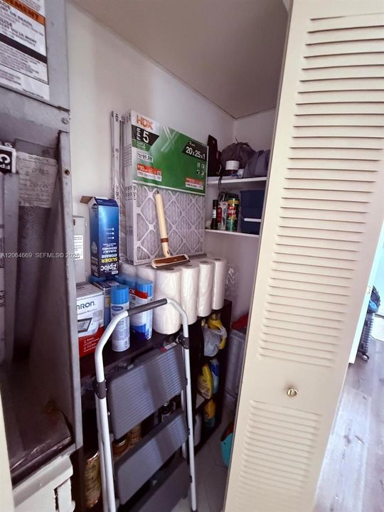 For Sale: $125,000 (2 beds, 2 baths, 930 Square Feet)