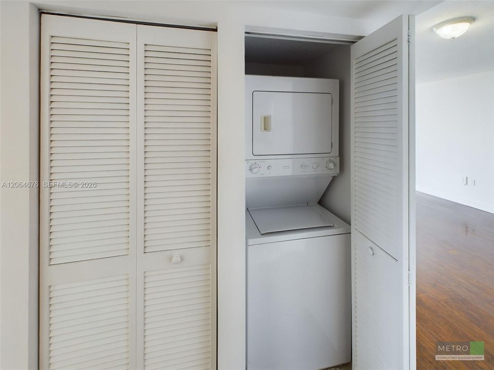 Active With Contract: $2,550 (2 beds, 2 baths, 904 Square Feet)