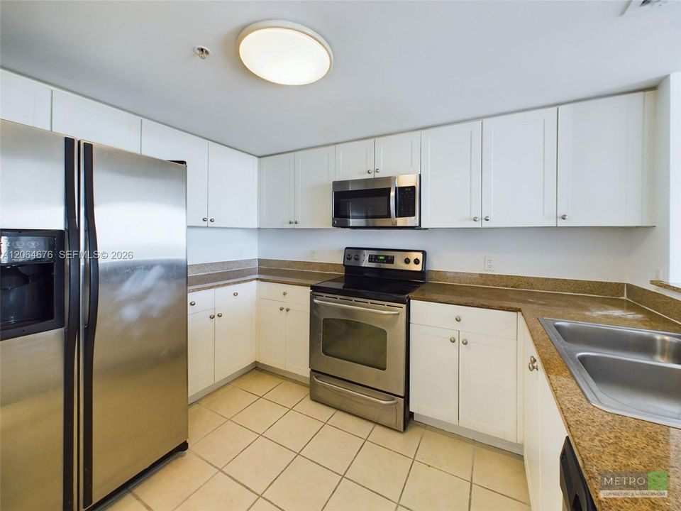 Active With Contract: $2,550 (2 beds, 2 baths, 904 Square Feet)