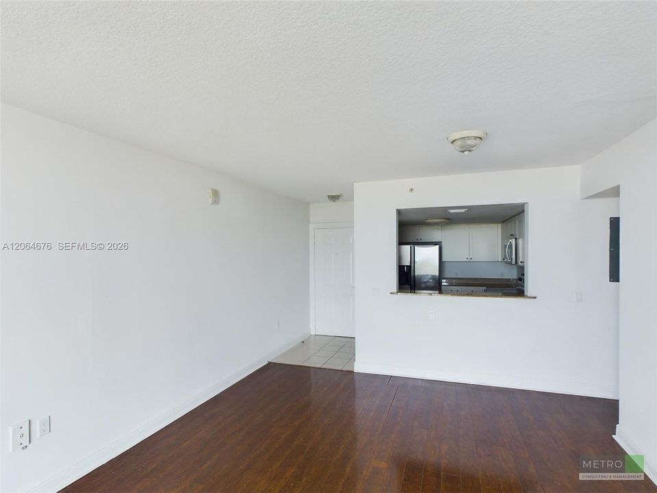 Active With Contract: $2,550 (2 beds, 2 baths, 904 Square Feet)