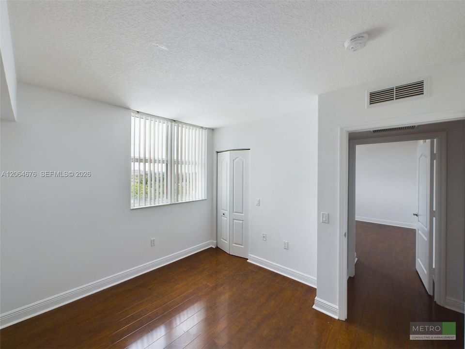 Active With Contract: $2,550 (2 beds, 2 baths, 904 Square Feet)