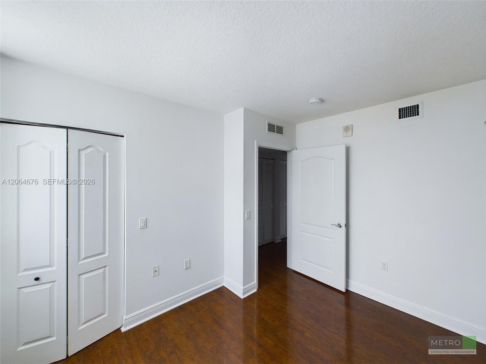 Active With Contract: $2,550 (2 beds, 2 baths, 904 Square Feet)