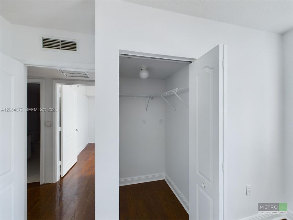 Active With Contract: $2,550 (2 beds, 2 baths, 904 Square Feet)