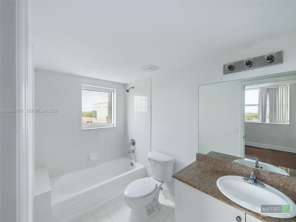 Active With Contract: $2,550 (2 beds, 2 baths, 904 Square Feet)